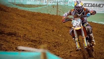 开云体育入口-_光影飞轮：在都市夜晚感受速度与艺术_，光影穿梭机百家号