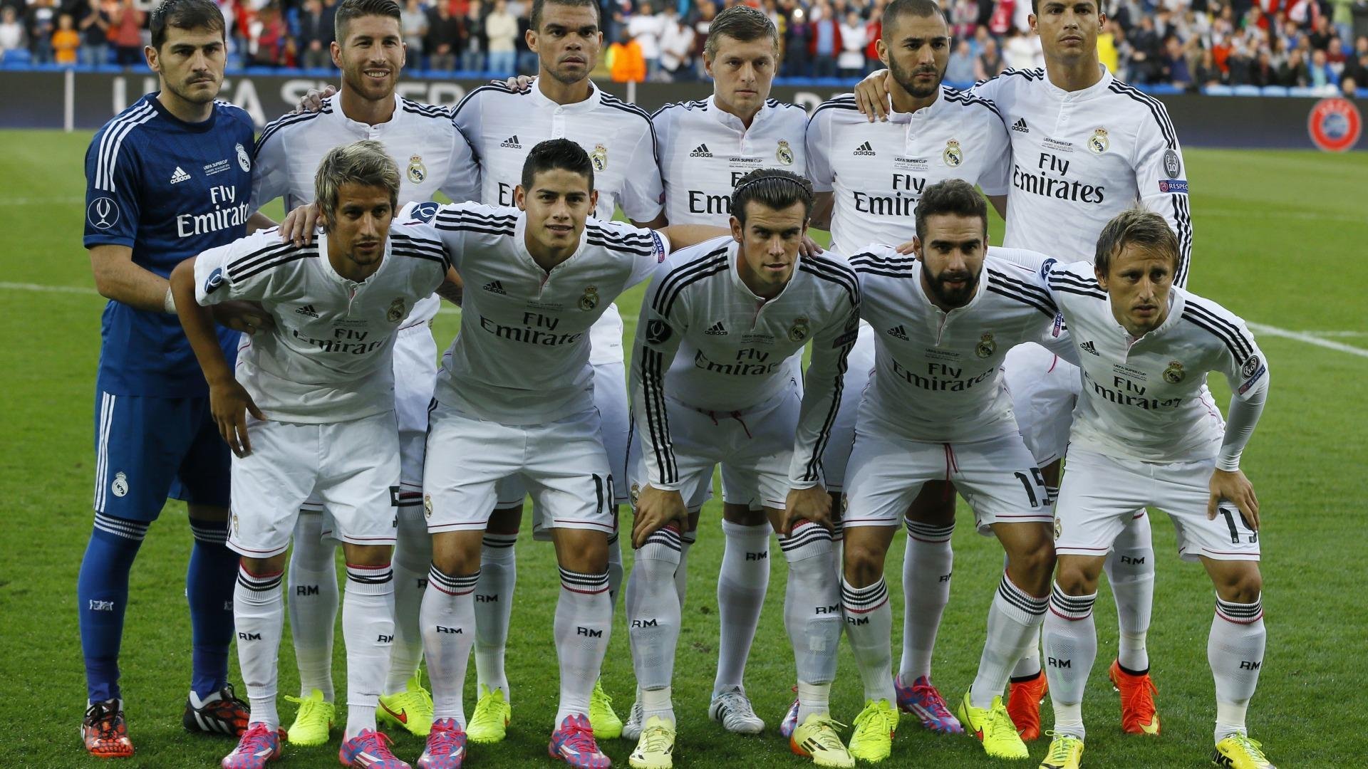 伊朗球员滑倒后完成倒钩破门，网友：“不可复制”，伊朗输球又输人